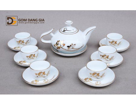 Bộ ấm trà quà tặng, dáng thiên nga chỉ vàng kim vẽ hoa sen Bộ ấm trà quà tặng, dáng thiên nga chỉ vàng kim vẽ hoa senBộ ấm trà quà tặng, dáng thiên nga chỉ vàng kim vẽ hoa sen